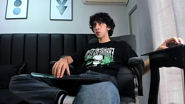 Snapshot of Alezzandro_ chatting on 5, 3, 2025 Alezzandro online show from 5, 3, 2025