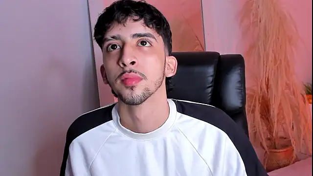 Snapshot of Alezzandro_ chatting on 20, 9, 2025 Alezzandro online show from 20, 9, 2025