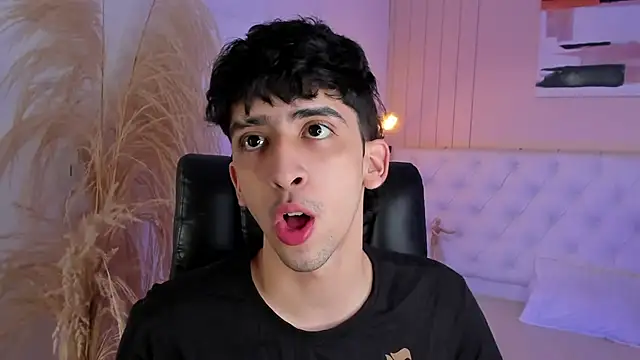 Snapshot of Alezzandro_ chatting on 3, 10, 2025 Alezzandro online show from 3, 10, 2025