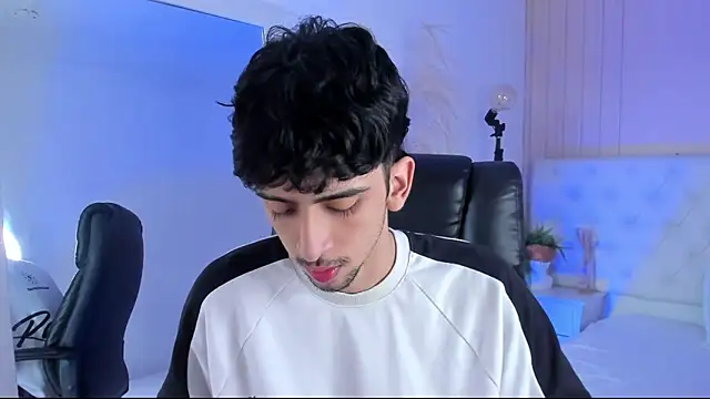 Snapshot of Alezzandro_ chatting on 14, 10, 2025 Alezzandro online show from 14, 10, 2025