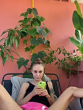 Snapshot of White_Lu chatting on 12, 4, 2026 White Lu online show from 12, 4, 2026