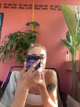 Snapshot of White_Lu chatting on 23, 4, 2026 White Lu online show from 23, 4, 2026