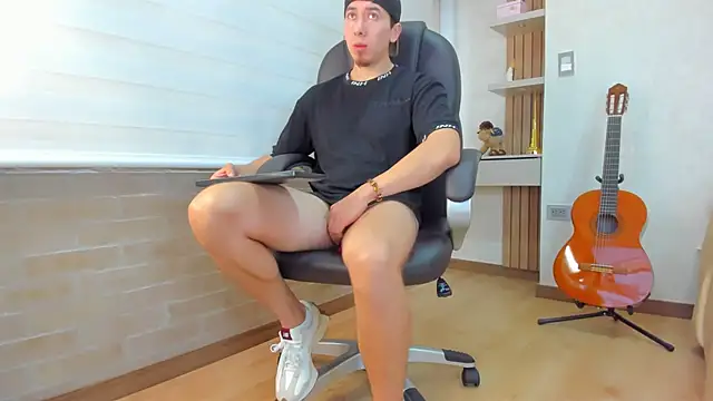 Snapshot of Tombarden chatting on 24, 11, 2025 Tombarden online show from 24, 11, 2025