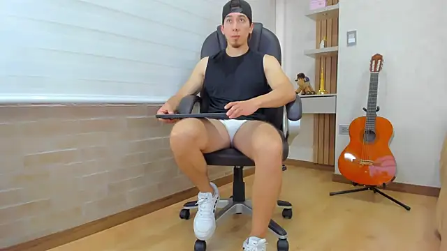 Snapshot of Tombarden chatting on 29, 11, 2025 Tombarden online show from 29, 11, 2025