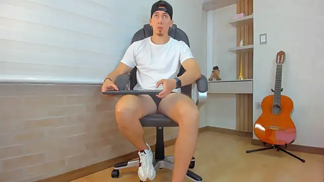 Snapshot of Tombarden chatting on 15, 12, 2025 Tombarden online show from 15, 12, 2025