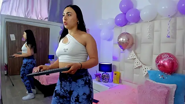 Snapshot of Ariana_rouse chatting on 4, 11, 2025 Ariana rouse online show from 4, 11, 2025