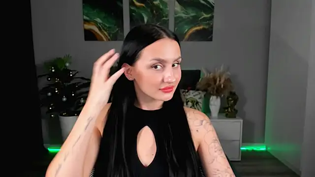 Snapshot of EmiliaBeynard chatting on 2, 2, 2025 EmiliaBeynard online show from 2, 2, 2025