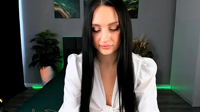 Snapshot of EmiliaBeynard chatting on 8, 2, 2025 EmiliaBeynard online show from 8, 2, 2025