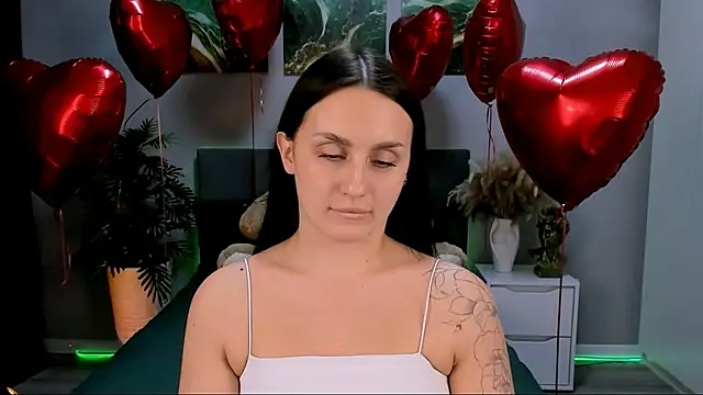 Snapshot of EmiliaBeynard chatting on 17, 2, 2025 EmiliaBeynard online show from 17, 2, 2025