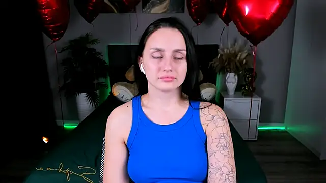 Snapshot of EmiliaBeynard chatting on 24, 2, 2025 EmiliaBeynard online show from 24, 2, 2025