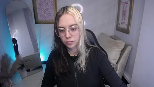 Snapshot of Hela_v chatting on 19, 9, 2025 Hela v online show from 19, 9, 2025