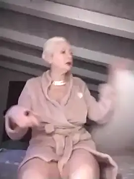 Snapshot of divinaerotica chatting on 5, 3, 2025 divinaerotica online show from 5, 3, 2025