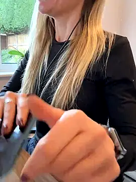 Phoebe Lily online show from 19, 11, 2025