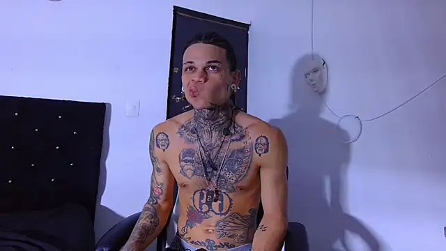 Snapshot of hot_man05 chatting on 20, 12, 2025 hot man05 online show from 20, 12, 2025