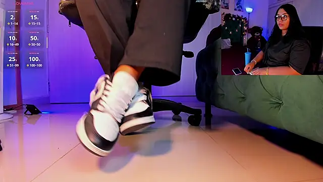 Snapshot of aleya_bliss chatting on 4, 12, 2025 aleya bliss online show from 4, 12, 2025