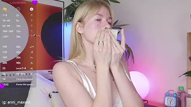 Snapshot of WhiteAnni chatting on 23, 3, 2025 WhiteAnni online show from 23, 3, 2025