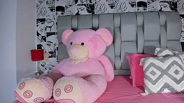 Snapshot of LucyRosse chatting on 5, 4, 2026 LucyRosse online show from 5, 4, 2026