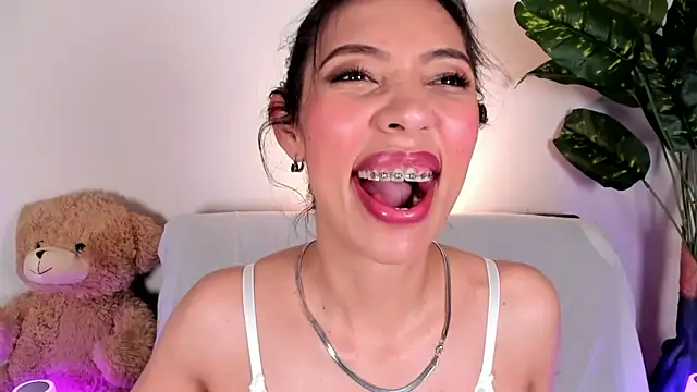 Snapshot of Miss_veronicaa2 chatting on 8, 5, 2026 Miss veronicaa2 online show from 8, 5, 2026