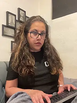 MirandaLatinaLovely online show from 23, 12, 2025