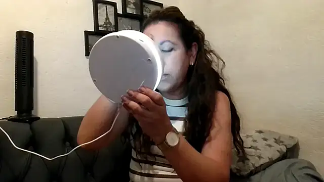 MirandaLatinaLovely online show from 4, 4, 2026