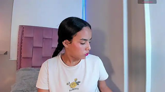 Snapshot of Roxy_Stonee chatting on 20, 4, 2026 Roxy Stonee online show from 20, 4, 2026