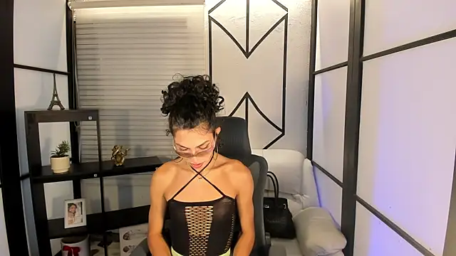 Snapshot of allicemackenzie chatting on 5, 2, 2025 allicemackenzie online show from 5, 2, 2025