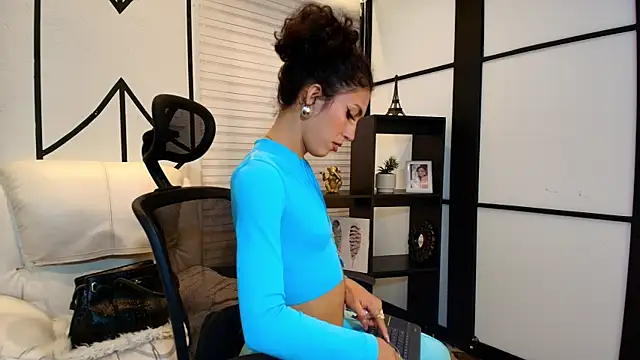 Snapshot of allicemackenzie chatting on 7, 3, 2025 allicemackenzie online show from 7, 3, 2025