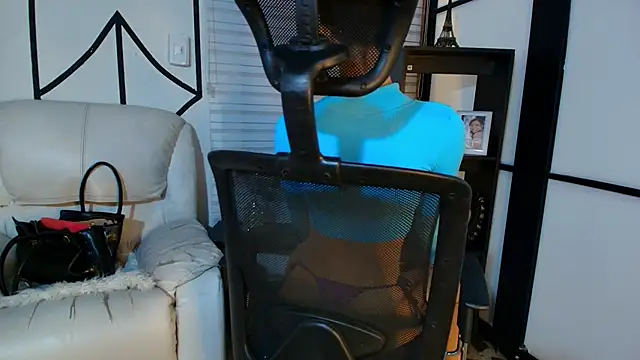 Snapshot of allicemackenzie chatting on 7, 3, 2025 allicemackenzie online show from 7, 3, 2025