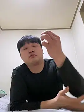 Snapshot of offwhite777 chatting on 5, 2, 2025 offwhite777 online show from 5, 2, 2025