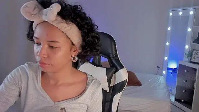 Snapshot of leahaltomm chatting on 12, 2, 2025 leahaltomm online show from 12, 2, 2025