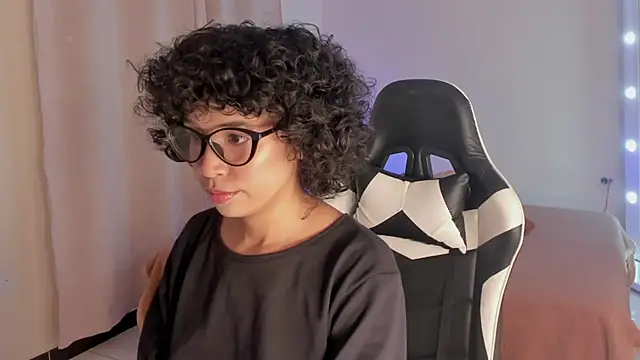 Snapshot of leahaltomm chatting on 23, 2, 2025 leahaltomm online show from 23, 2, 2025