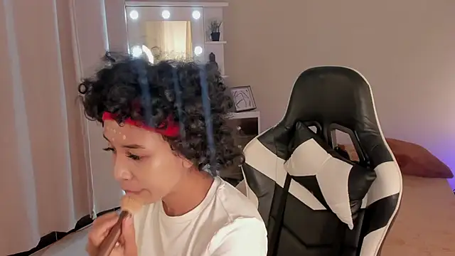 Snapshot of leahaltomm chatting on 6, 3, 2025 leahaltomm online show from 6, 3, 2025