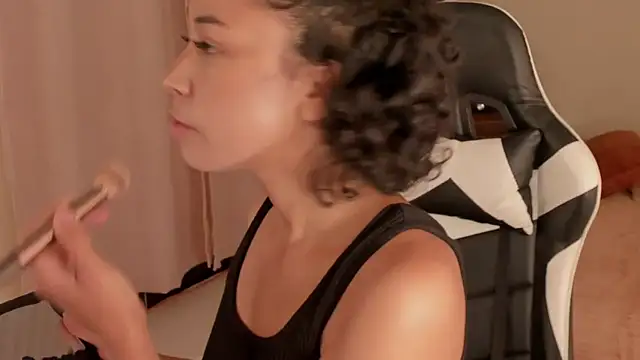 Snapshot of leahaltomm chatting on 7, 3, 2025 leahaltomm online show from 7, 3, 2025