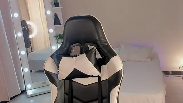 Snapshot of leahaltomm chatting on 21, 3, 2025 leahaltomm online show from 21, 3, 2025