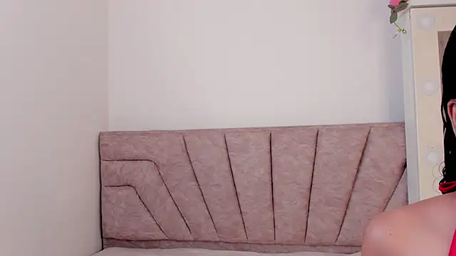 Snapshot of leahaltomm chatting on 18, 10, 2025 leahaltomm online show from 18, 10, 2025