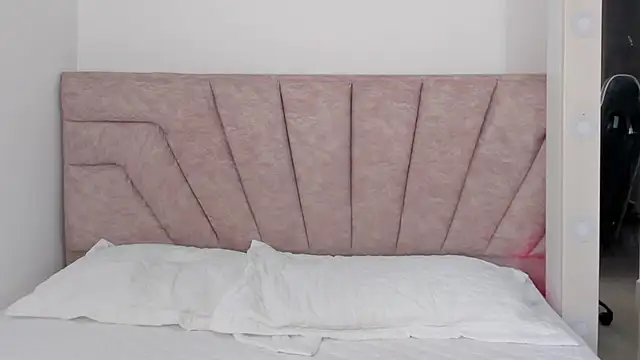 Snapshot of leahaltomm chatting on 29, 10, 2025 leahaltomm online show from 29, 10, 2025