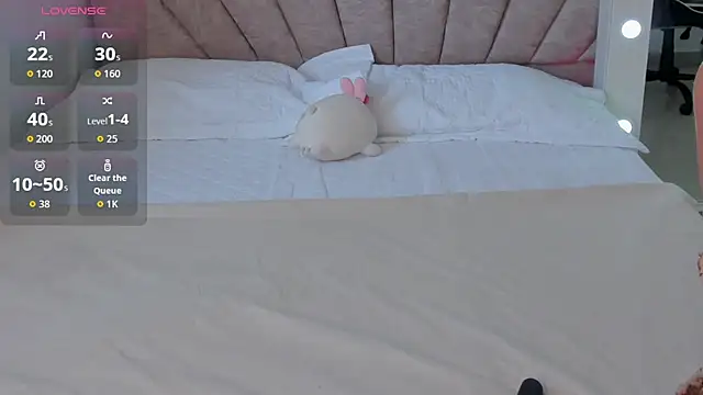 Snapshot of leahaltomm chatting on 10, 11, 2025 leahaltomm online show from 10, 11, 2025