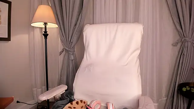 Gigi Strawberry online show from 6, 11, 2025