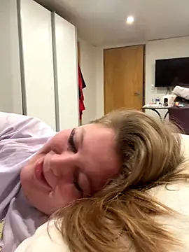 Snapshot of Lars-Lola chatting on 5, 12, 2025 Lars-Lola online show from 5, 12, 2025