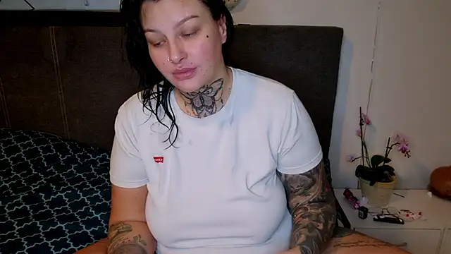 Snapshot of CannabisQueenn chatting on 3, 2, 2025 CannabisQueenn online show from 3, 2, 2025