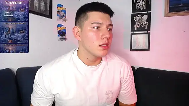 Snapshot of JamesCr_ chatting on 22, 12, 2025 JamesCr online show from 22, 12, 2025