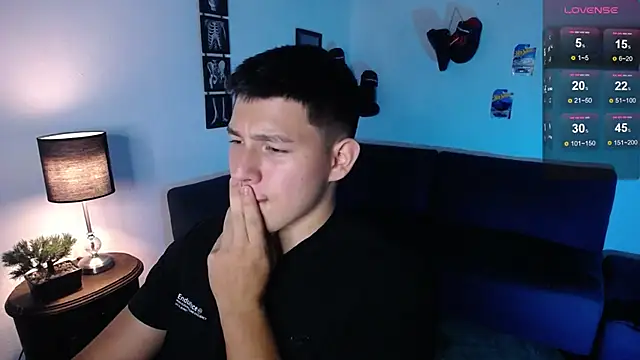 Snapshot of JamesCr_ chatting on 8, 4, 2026 JamesCr online show from 8, 4, 2026