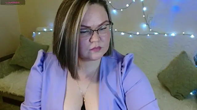 Vivien  wet online show from 3, 2, 2025