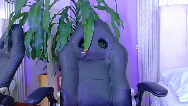 Snapshot of triana_crimson chatting on 10, 3, 2026 triana crimson online show from 10, 3, 2026