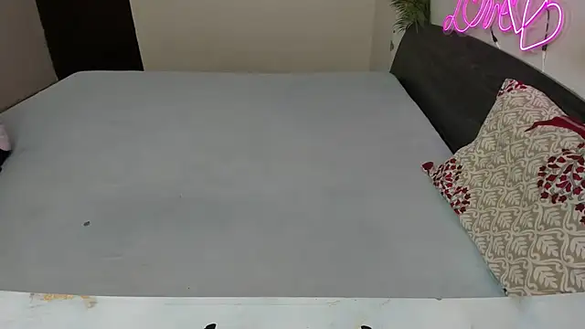 Queen Couple online show from 6, 11, 2025