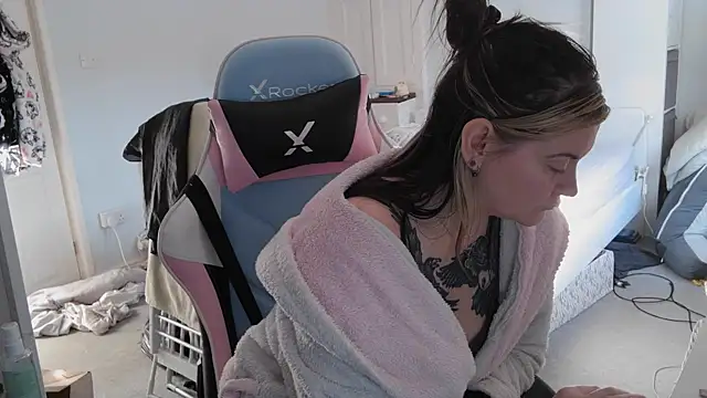 AureliaXOX online show from 2, 3, 2025