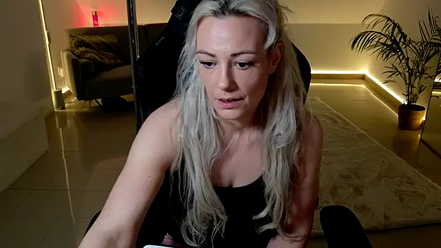 Snapshot of TessaWayne chatting on 26, 4, 2026 TessaWayne online show from 26, 4, 2026