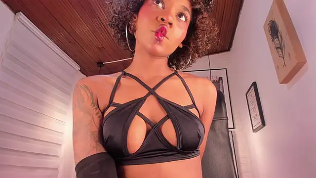 Snapshot of tylla_ chatting on 9, 9, 2025 tylla online show from 9, 9, 2025