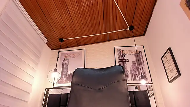 Snapshot of tylla_ chatting on 10, 10, 2025 tylla online show from 10, 10, 2025