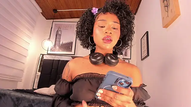 Snapshot of tylla_ chatting on 19, 11, 2025 tylla online show from 19, 11, 2025